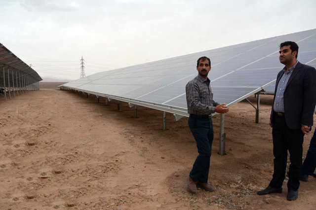 توسعه نیروگاه‌های خورشیدی در اردکان + عکس